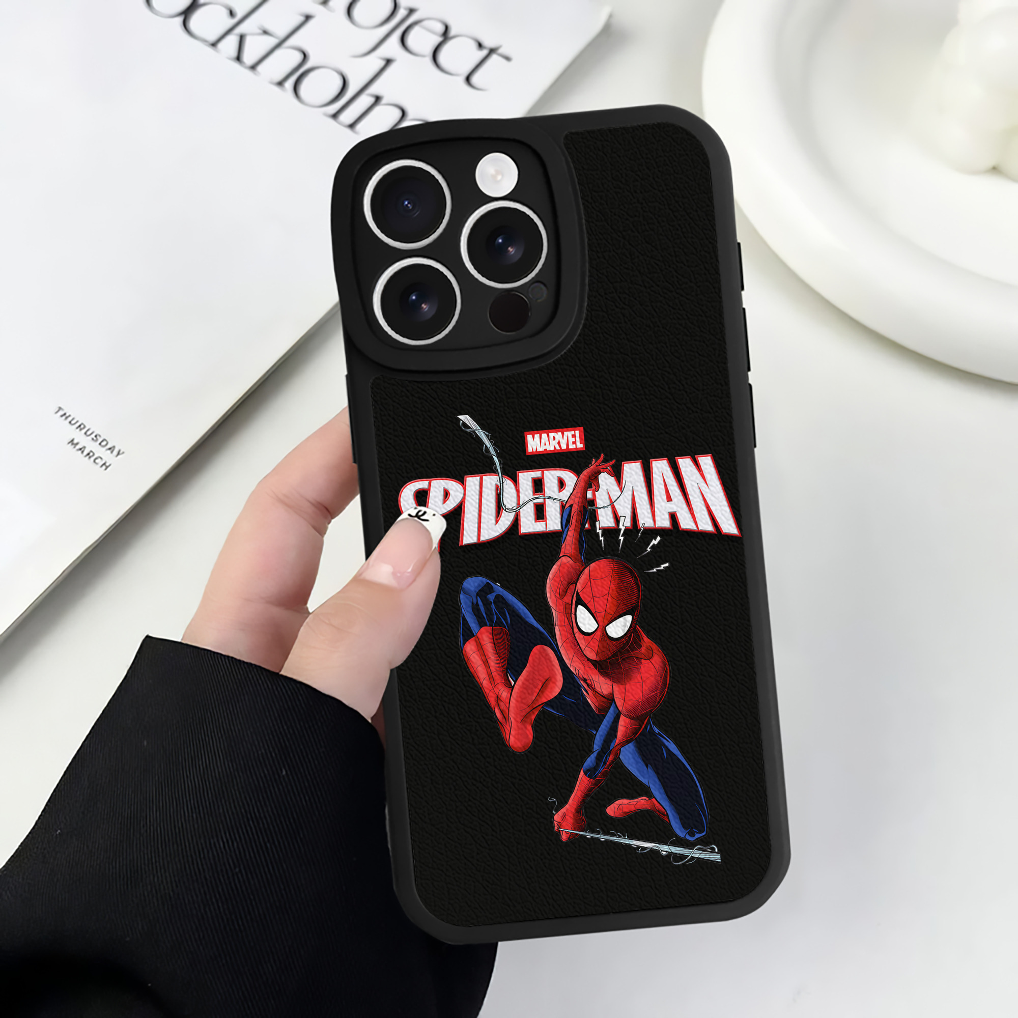 Spider Man スパイダーマン 【iPhone 16シリーズ対応】シリコンスマホケース（レザー調） 材質：シリコン